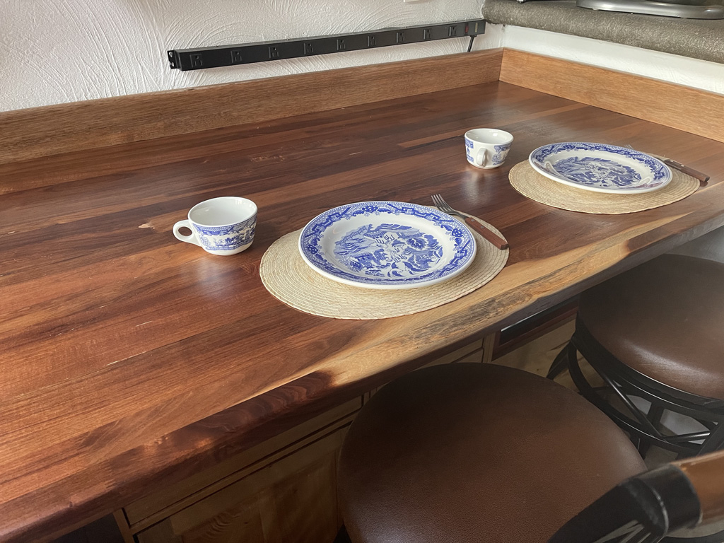 Mesa multiusos realizada con madera de tzalam