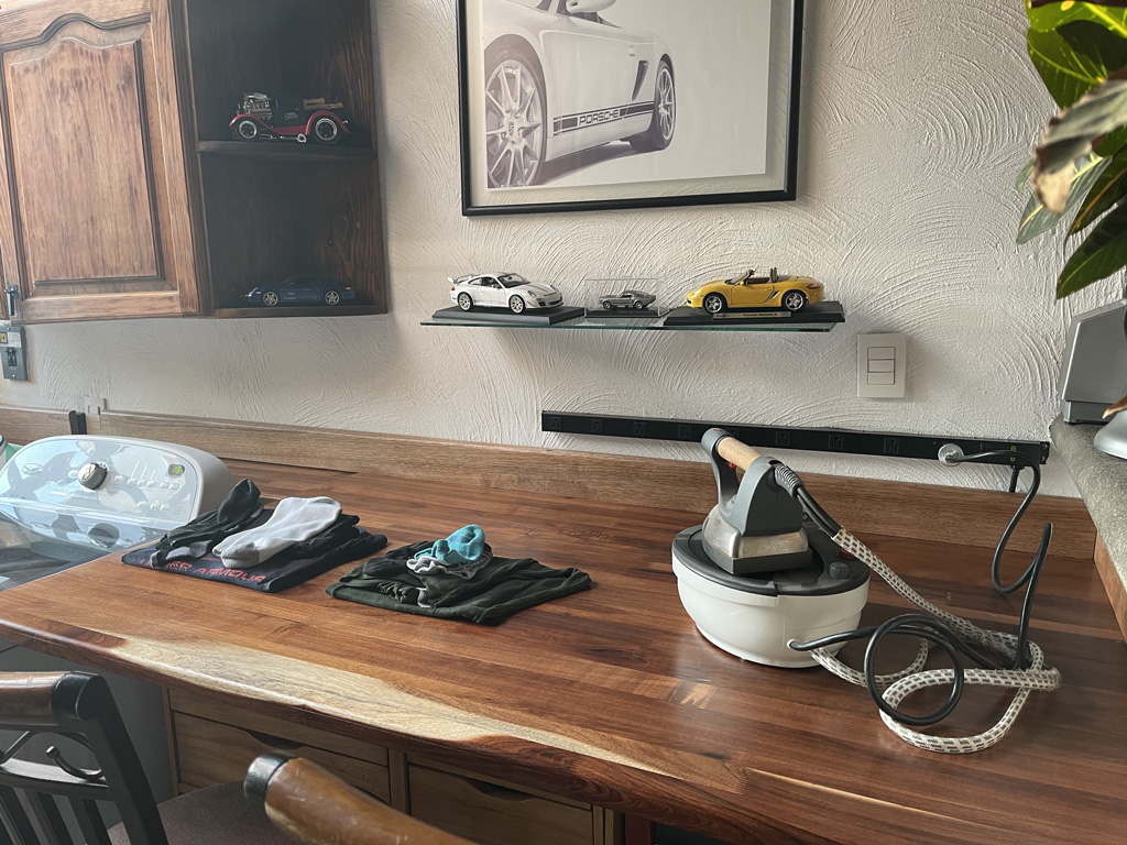 Mesa multiusos realizada con madera de tzalam